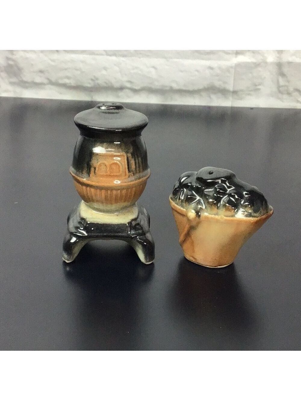 Vintage Potbelly Stove & coal Salt & pepper shaker
